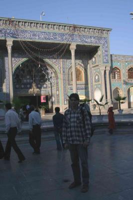 Icke vor dem Grab des 2. Imam Hassan in Rey bei Teheran - alles klar?